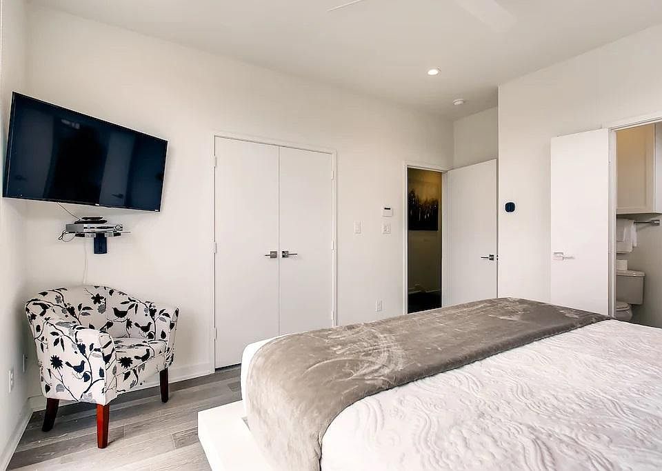 1st image of 2595 N Fitzhugh Ave #2