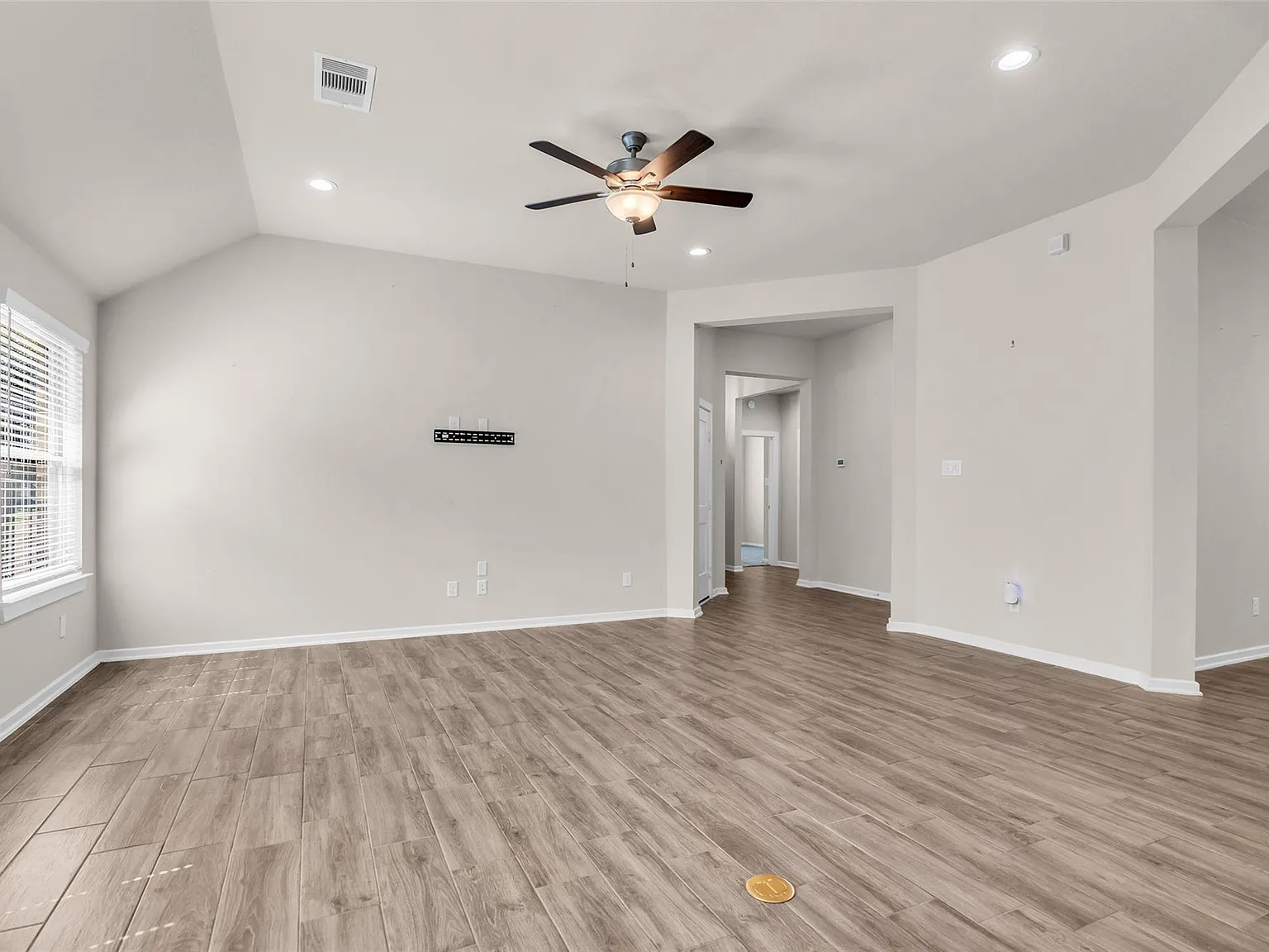4 bed, 2.0 bath, 2023 sqft, $3,000 — Photo 4