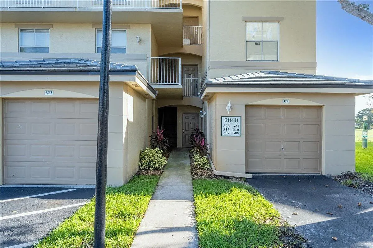 2 bed, 2.0 bath, 975 sqft, $2,600 — Photo 1