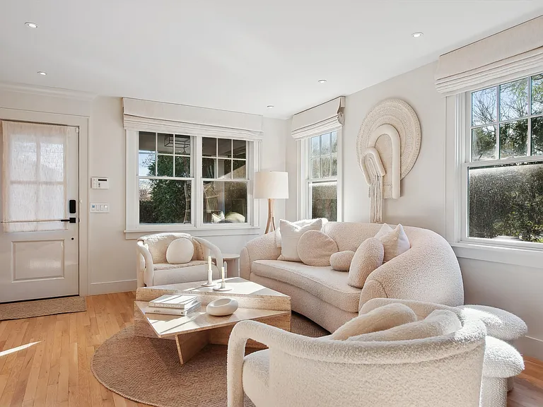 39 Miller Ln W — Photo 2