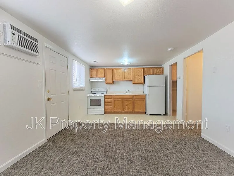 1 bed, 1.0 bath, 550 sqft, $995 — Photo 2