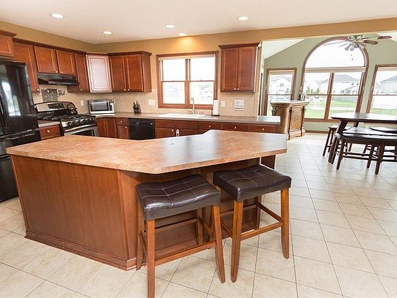 4th image of 32 Ashwood Ct
