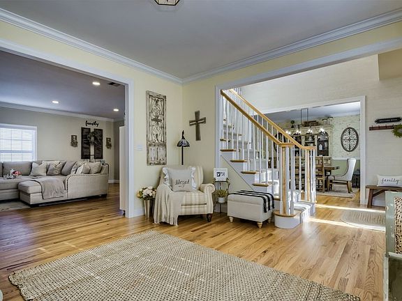 3rd image of 7 Hawthorne St