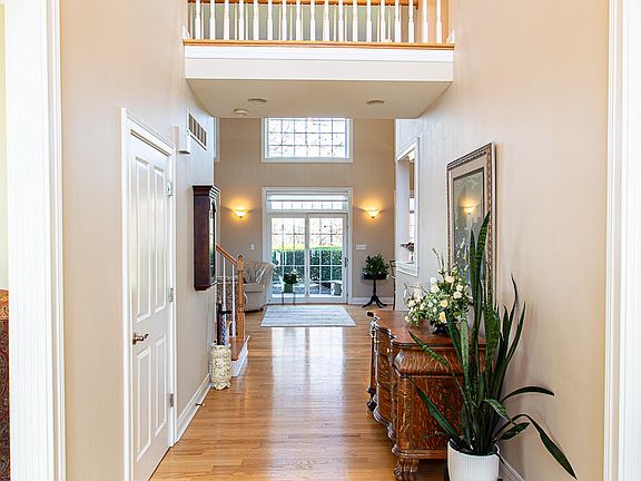5th image of 131 Jeannette Ave