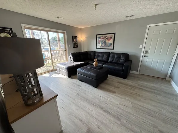 3230 E John Hinkle Pl APT B, Bloomington, IN 47408