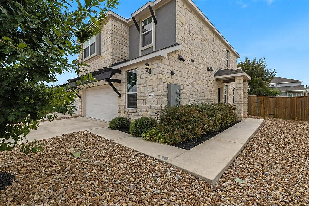 4 bed, 2.5 bath, 2152 sqft, $2,050 — Photo 3