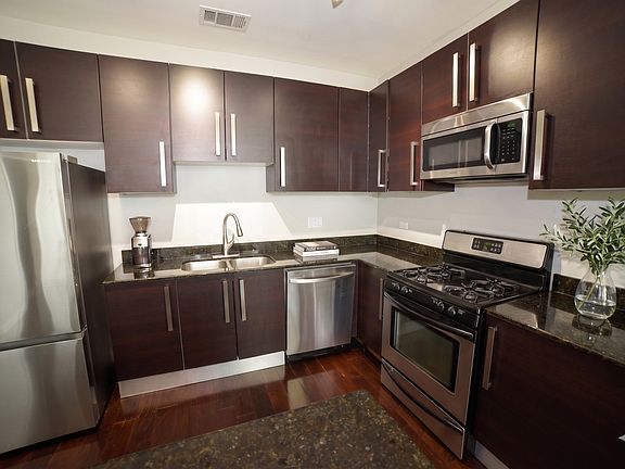 4th image of 225 S Sangamon St Unit 701