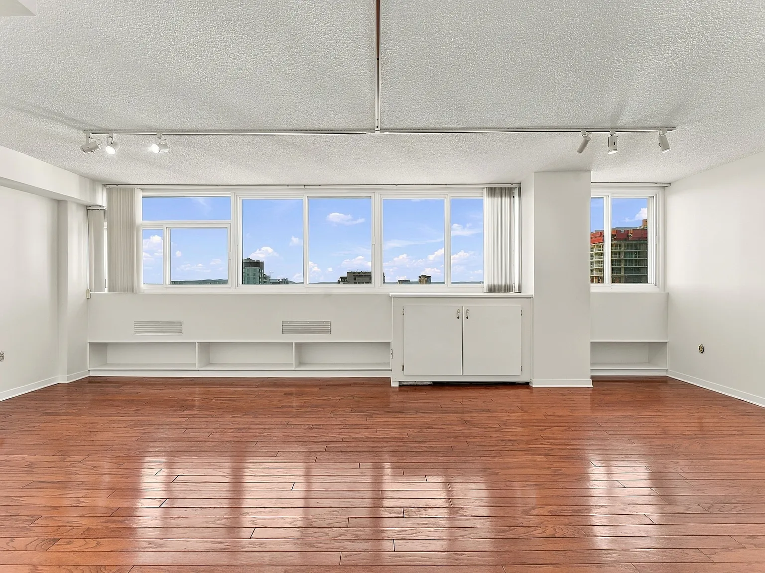 1 bed, 2.0 bath, 900 sqft, $2,200 — Photo 2
