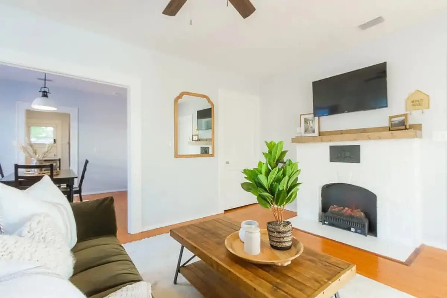 1 bed, 1.0 bath, 893 sqft, $1,798 — Photo 2