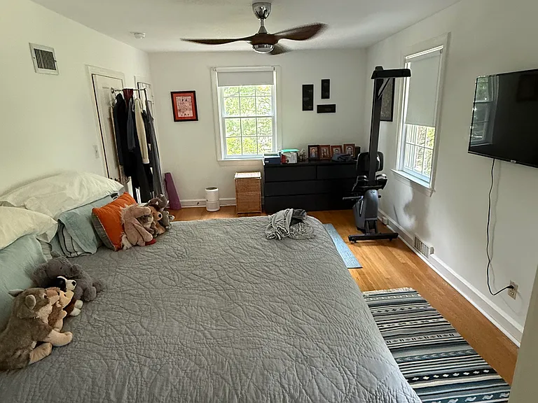 Large primary bedroom.