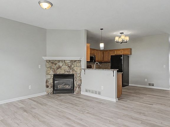 5th image of 43050 Burlington Dr