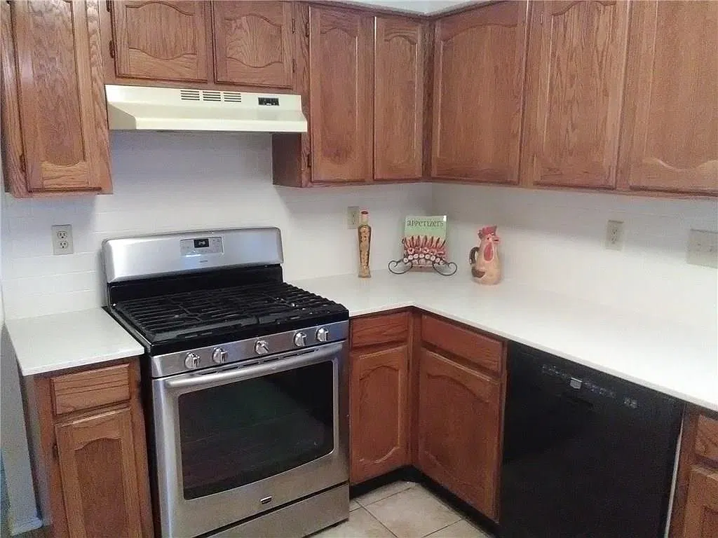 4 bed, 2.0 bath, 2053 sqft, $2,395 — Photo 4
