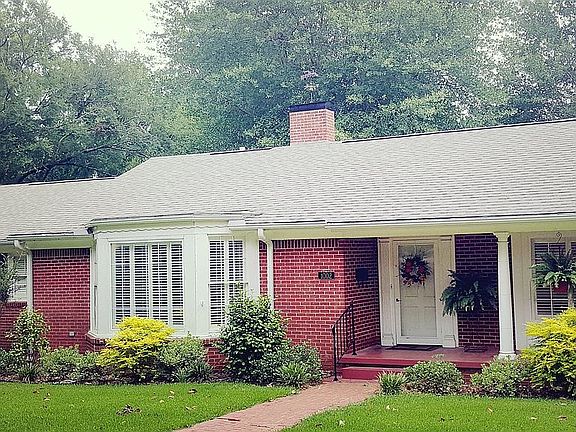 3rd image of 1002 Hilltop Dr