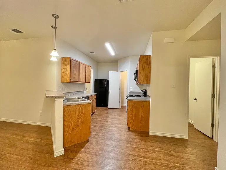 901 Lasso Dr — Photo 7