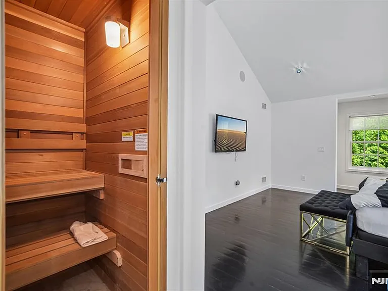 2B Paris Ave — Photo 17