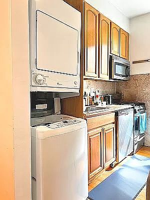 2nd image of 90 Thompson St APT D5