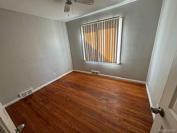 4th image of 22641 Pembroke Ave