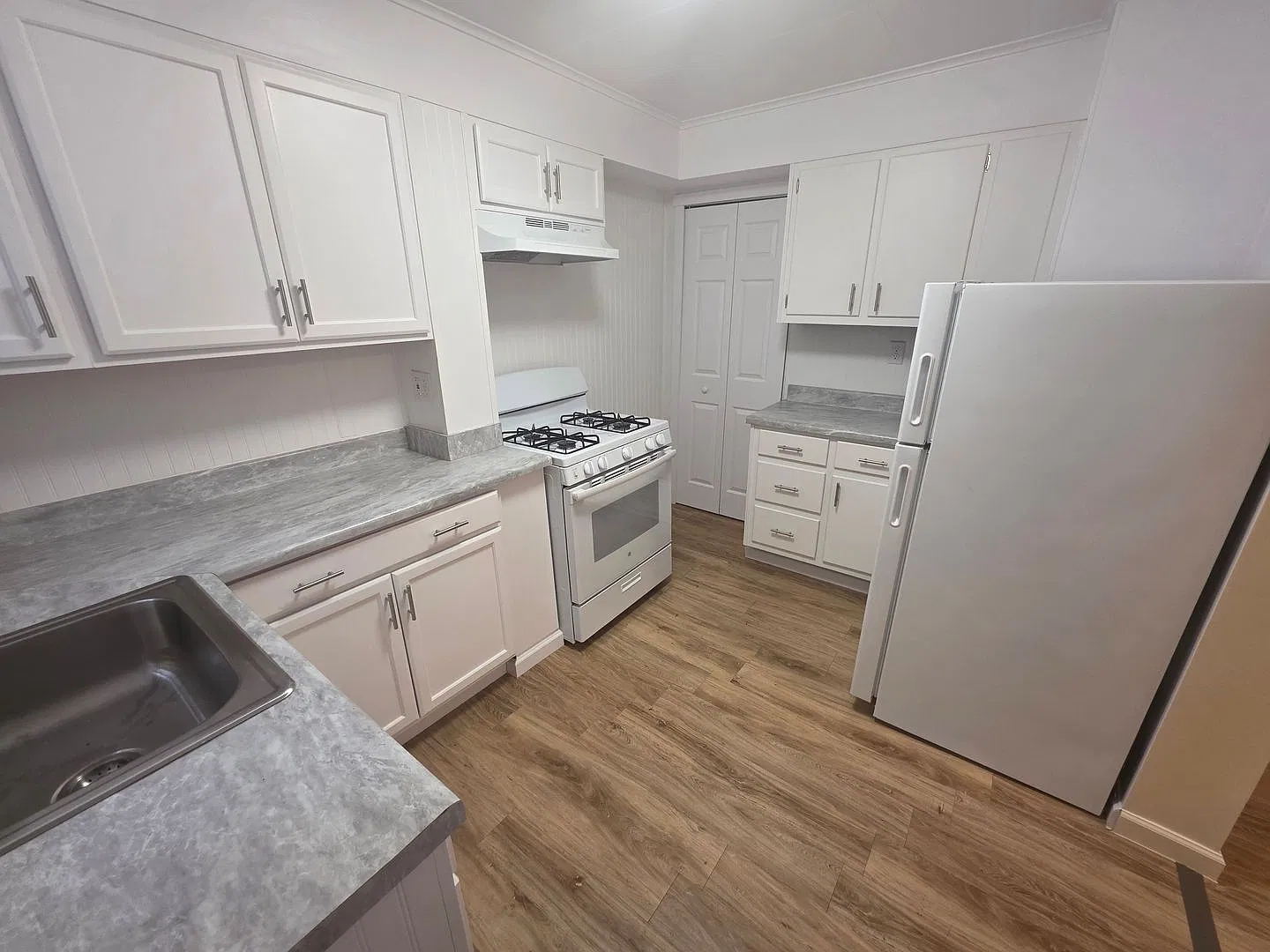 Freshly renovated townhome with modern updates and plenty of charm! — Photo 3