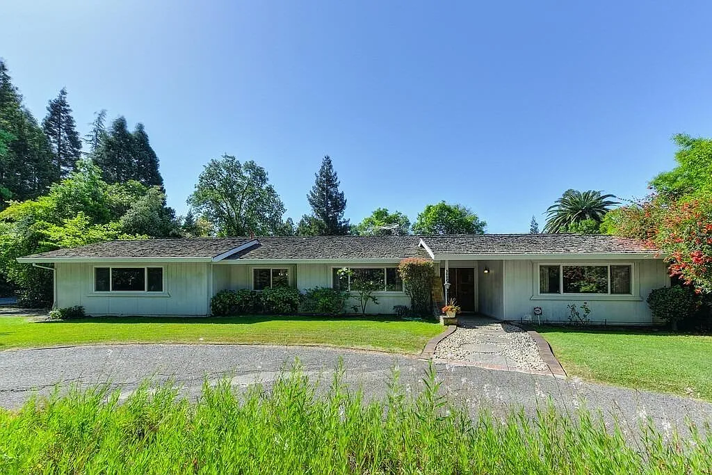 3096 Laurel Dr photo 1