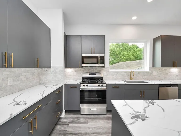 2709 Dennis St — Photo 4