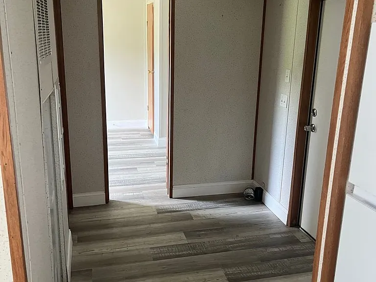 173 Leslie Rd — Photo 8
