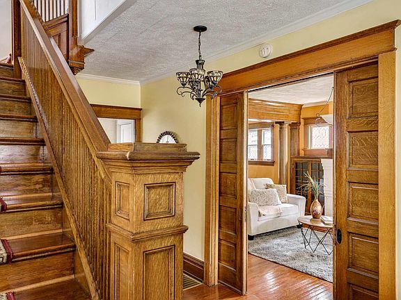 4th image of 824 Edwardsburg Ave