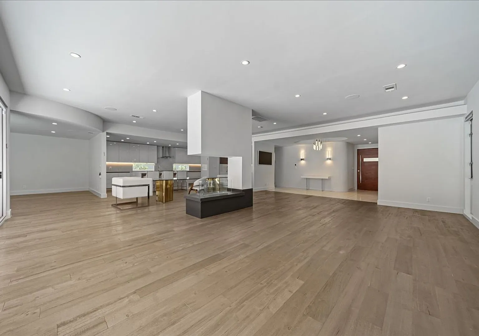 Modern and Spacious Beverlywood Home for Lease — Photo 4