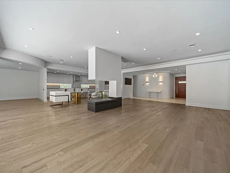 1455 S Castello Ave — Photo 2
