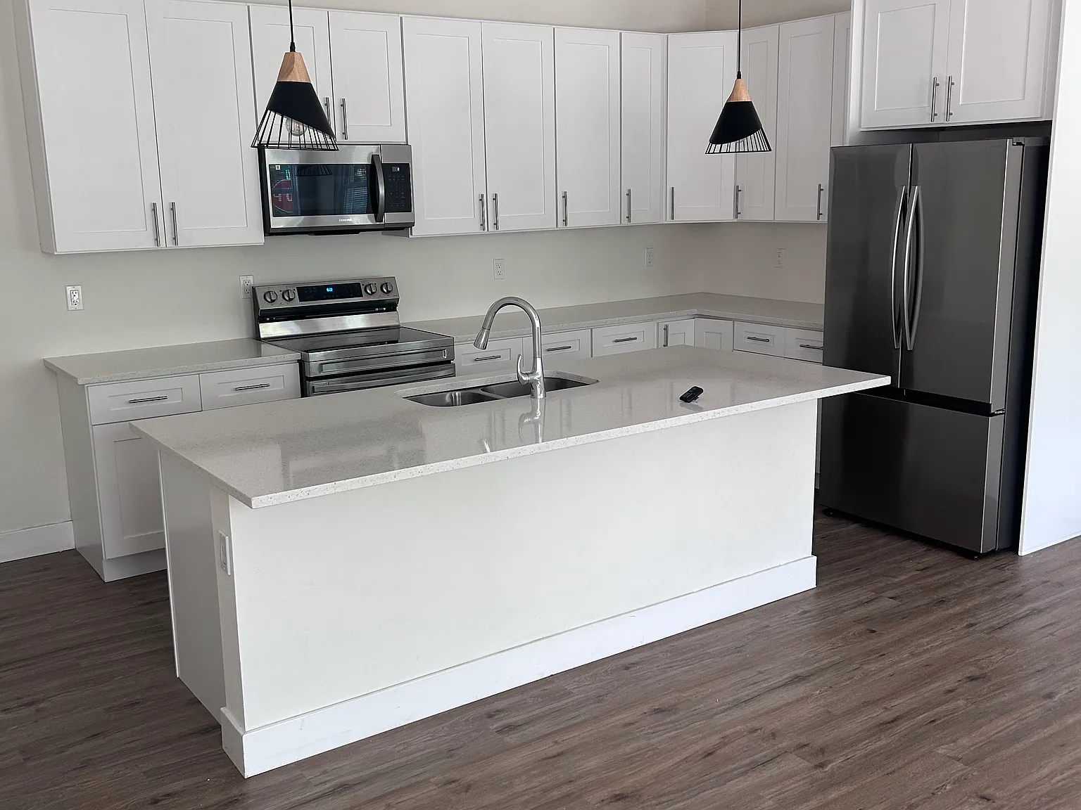 3 bed, 2.5 bath, 1470 sqft, $2,300 — Photo 1