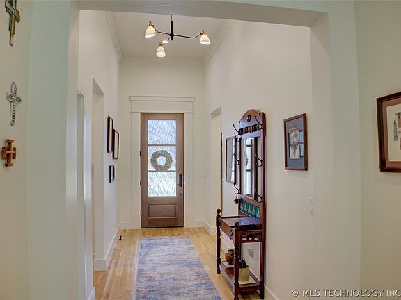 3rd image of 934 W 86th St