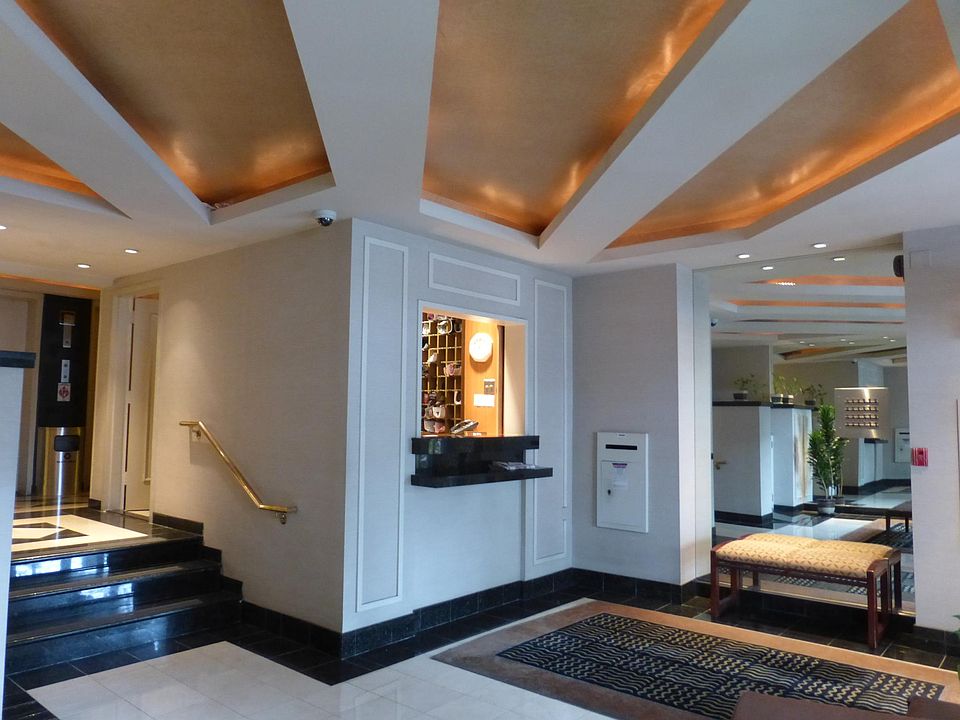 Elegant and welcoming building lobby with 24-concierge service.