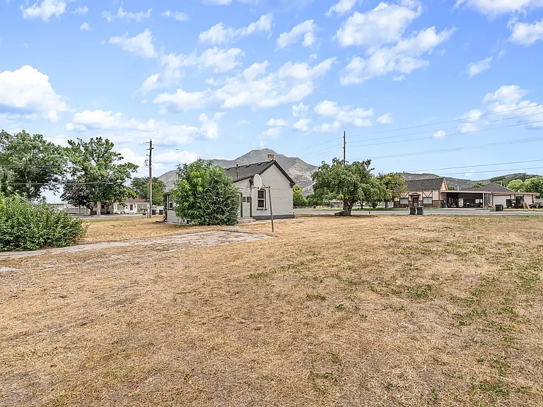 697 N 200 W — Photo 27