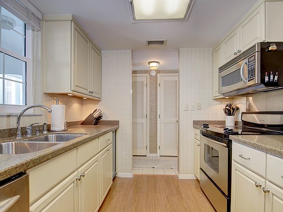 3rd image of 2500 Gulf Blvd APT 304B