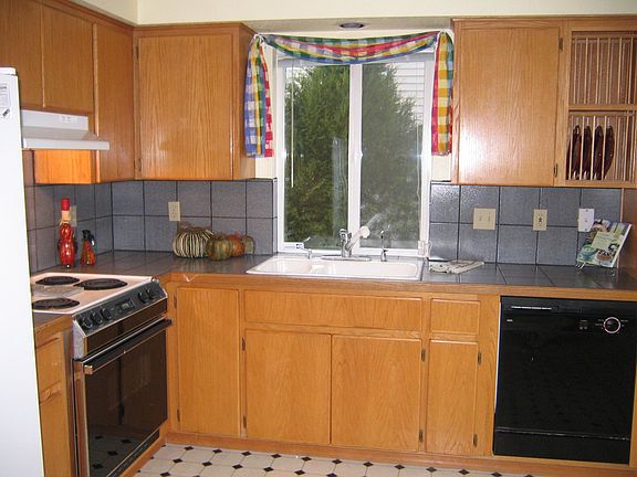 Kitchen w/Tiled Counters