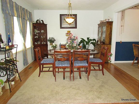 5th image of 917 Mecca St NE