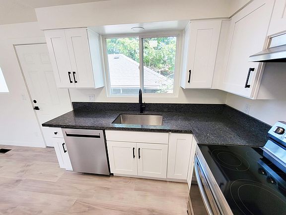 kitchen: honed granite countertops, stainless steel under-mount sink, black/modern kitchen faucet.