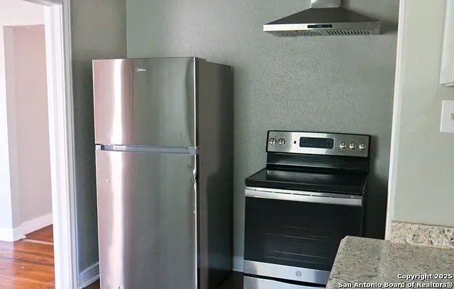 2 bed, 1.0 bath, 938 sqft, $1,425 — Photo 2