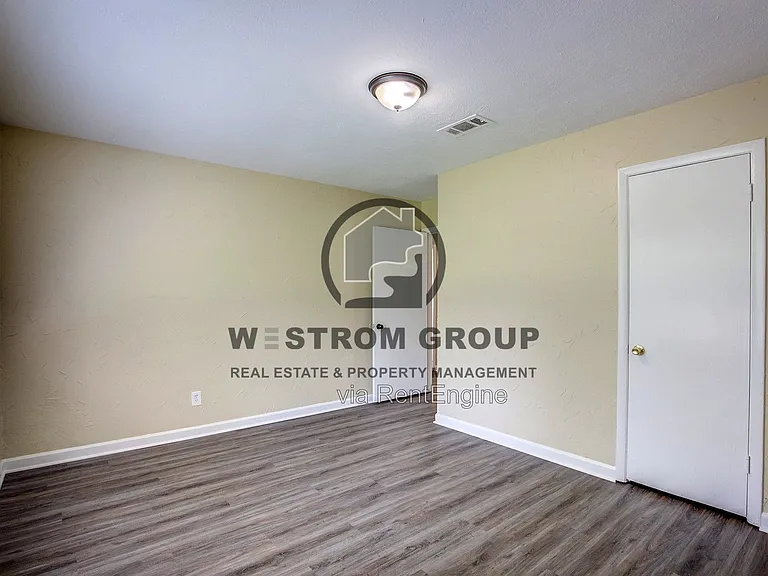 820 Collin Dr — Photo 13