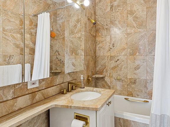 5th image of 101 W 67th St APT 46G
