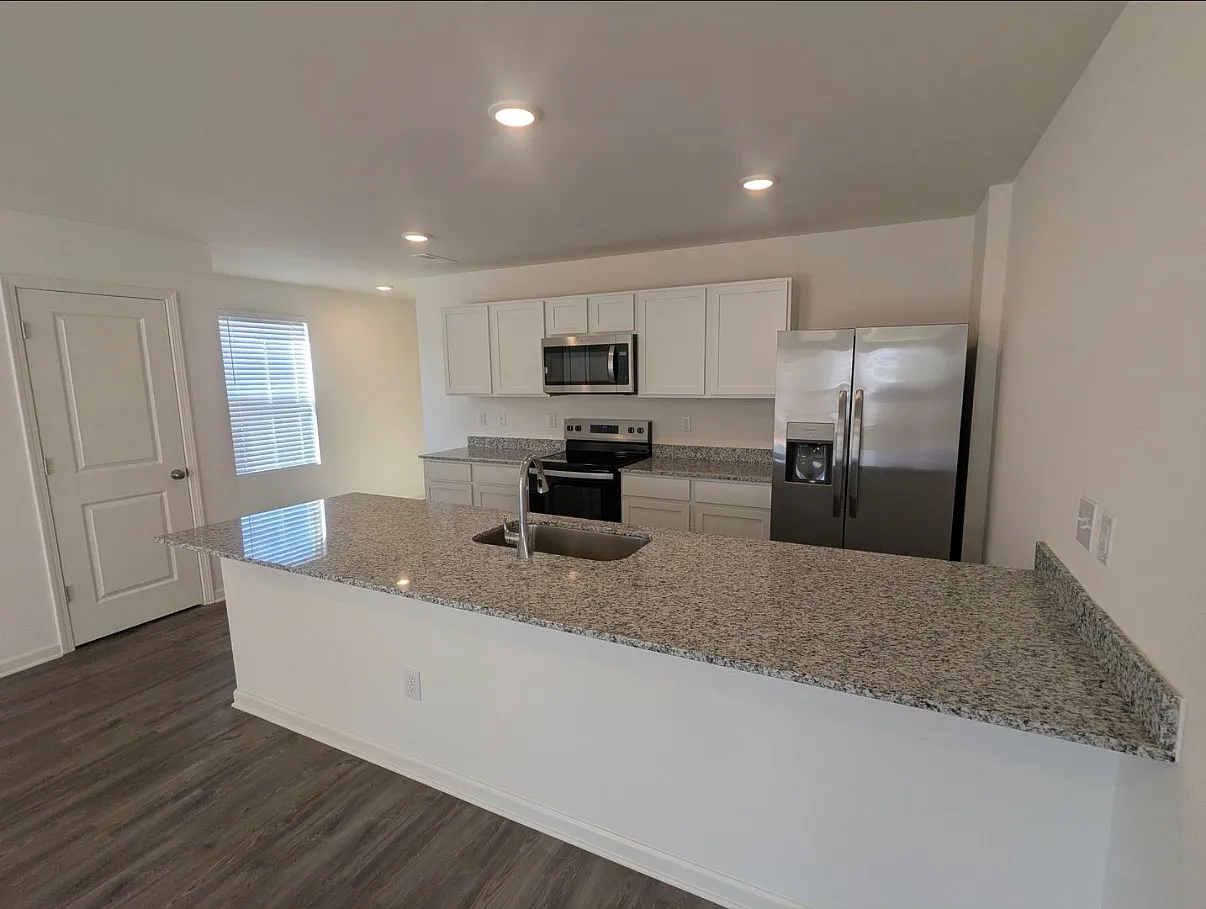 3 bed, 2.5 bath, 1648 sqft, $1,650 — Photo 2