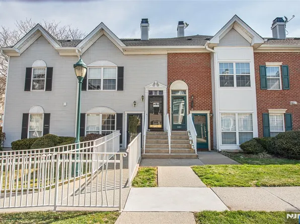 1060 Chedworth Cir, Mahwah, NJ 07430