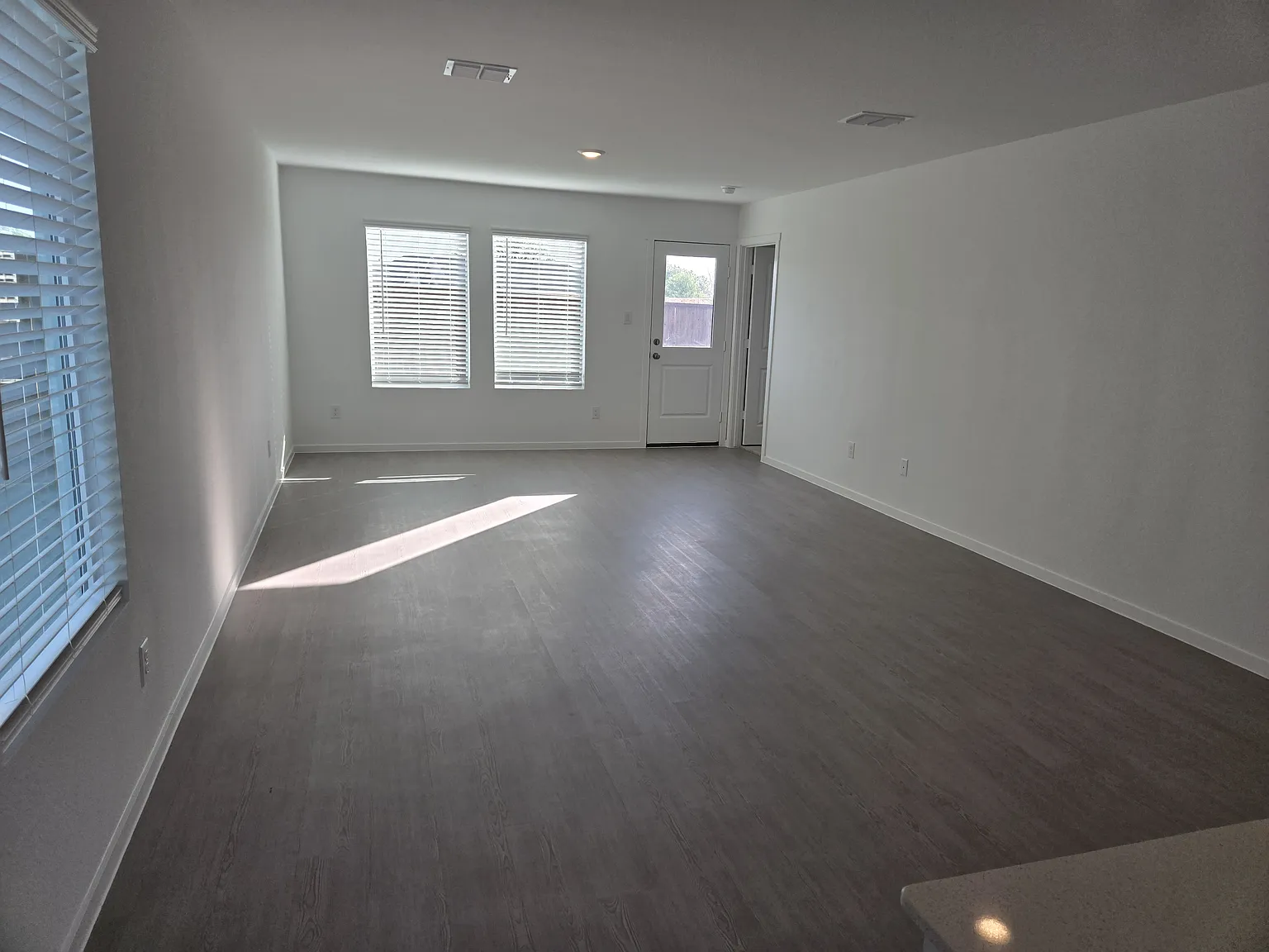 3 bed, 1402 sqft, $1,950 — Photo 4