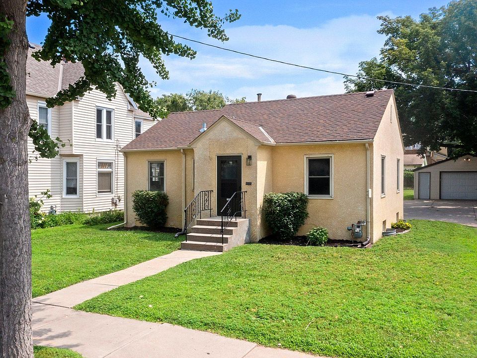1st image of 1823 2nd St NE