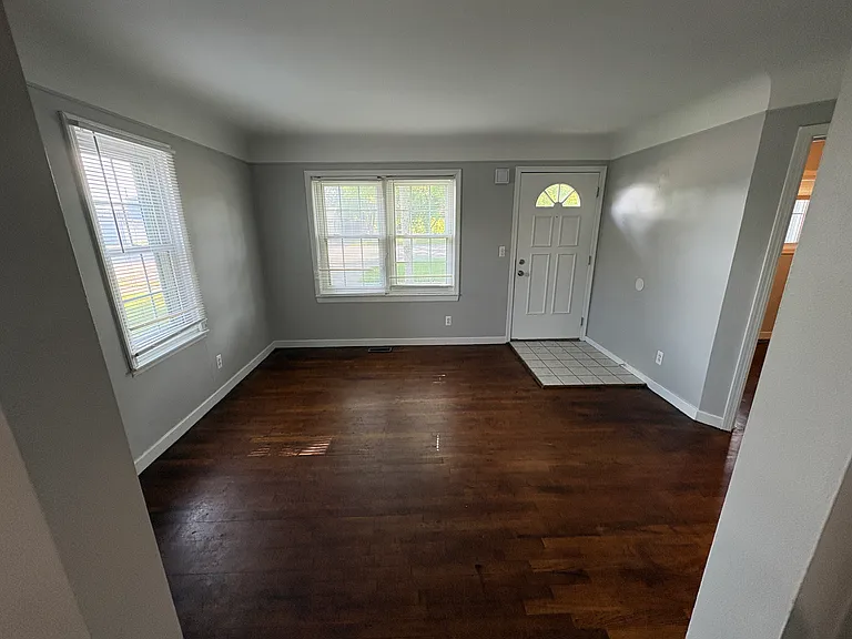 5852 Beech Daly Rd — Photo 10