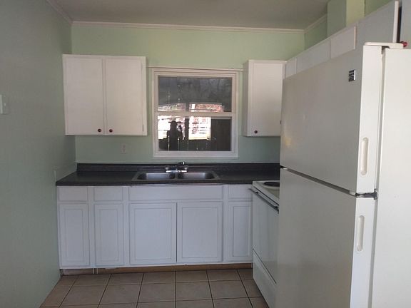 3rd image of 30 W Herrick Dr