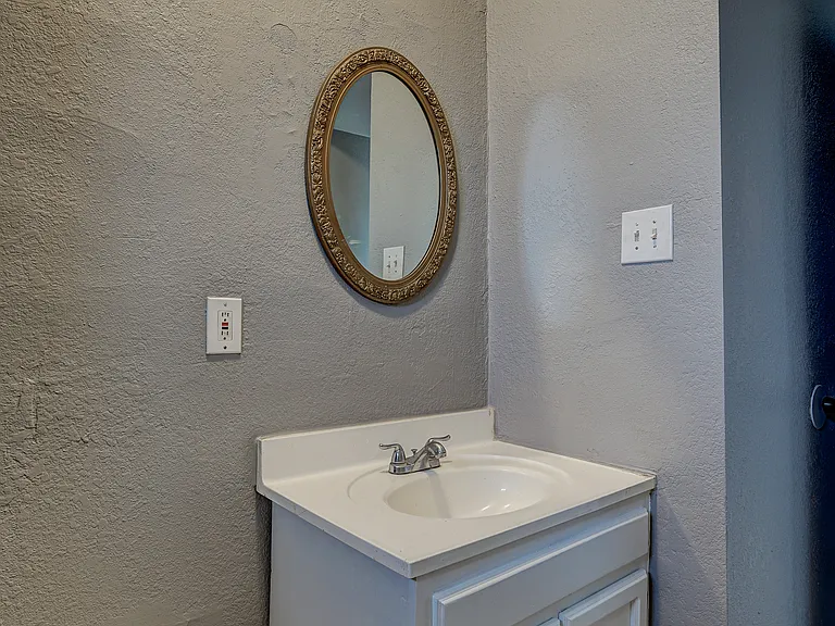 605 Nino Aguilera St #B — Photo 12