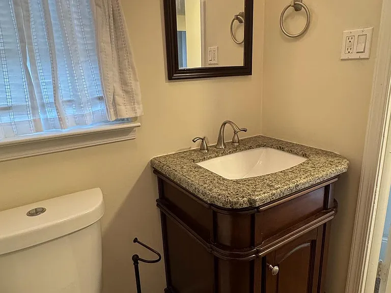 204 Livingston Ct — Photo 5