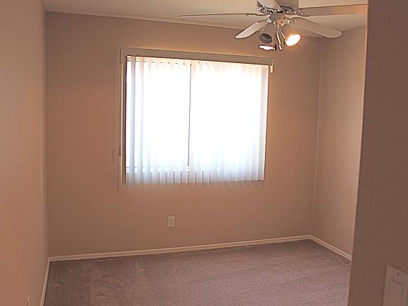 4th image of 726 S Saint Paul Cir