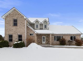 145 Victoria Cir, Union Grove, WI 53182