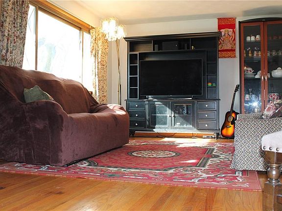 5th image of 414 Woods Ave N